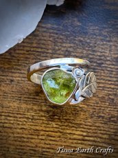 画像3: 【魔除け・厄除け・ポジティブ思考】高品質 大粒ペリドット原石 指輪 リング 15号★スターリングシルバー★植物・葉っぱデザイン♪ 1点物 天然石 パワーストーンアクセサリー 8月誕生石 ヒーリングジュエリー  (3)