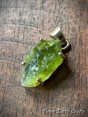画像1: 【魔除け・厄除け・ポジティブ思考】 高品質ペリドット 原石 ペンダントトップ 大粒 オリーブグリーン★1点もの スターリングシルバー鉱物 天然石 お守り パワーストーンアクセサリー ヒーリングジュエリー　8月誕生石　ギフト・プレゼント スピリチュアル (1)