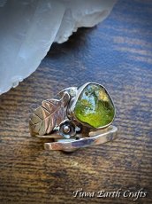 画像2: 【魔除け・厄除け・ポジティブ思考】高品質 大粒ペリドット原石 指輪 リング 15号★スターリングシルバー★植物・葉っぱデザイン♪ 1点物 天然石 パワーストーンアクセサリー 8月誕生石 ヒーリングジュエリー  (2)