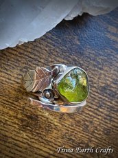 画像1: 【魔除け・厄除け・ポジティブ思考】高品質 大粒ペリドット原石 指輪 リング 15号★スターリングシルバー★植物・葉っぱデザイン♪ 1点物 天然石 パワーストーンアクセサリー 8月誕生石 ヒーリングジュエリー  (1)