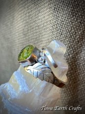 画像7: 【魔除け・厄除け・ポジティブ思考】高品質 大粒ペリドット原石 指輪 リング 15号★スターリングシルバー★植物・葉っぱデザイン♪ 1点物 天然石 パワーストーンアクセサリー 8月誕生石 ヒーリングジュエリー  (7)