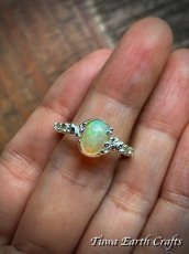 画像4: 高品質エチオピア産オパール 指輪リング with キラキラ宝石質ペリドット 14号*１点もの パワーストーンお守りアクセサリー天然石 銀細工 彫金 スターリングシルバー ヒーリングジュエリー (4)