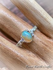 画像17: 高品質エチオピア産オパール 指輪リング with キラキラ宝石質ペリドット 14号*１点もの パワーストーンお守りアクセサリー天然石 銀細工 彫金 スターリングシルバー ヒーリングジュエリー (17)