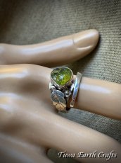 画像15: 【魔除け・厄除け・ポジティブ思考】高品質 大粒ペリドット原石 指輪 リング 15号★スターリングシルバー★植物・葉っぱデザイン♪ 1点物 天然石 パワーストーンアクセサリー 8月誕生石 ヒーリングジュエリー  (15)
