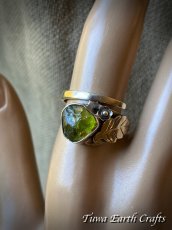 画像18: 【魔除け・厄除け・ポジティブ思考】高品質 大粒ペリドット原石 指輪 リング 15号★スターリングシルバー★植物・葉っぱデザイン♪ 1点物 天然石 パワーストーンアクセサリー 8月誕生石 ヒーリングジュエリー  (18)