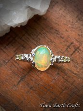 画像2: 高品質エチオピア産オパール 指輪リング with キラキラ宝石質ペリドット 14号*１点もの パワーストーンお守りアクセサリー天然石 銀細工 彫金 スターリングシルバー ヒーリングジュエリー (2)