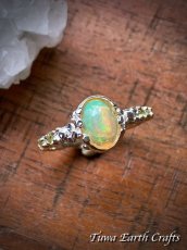 画像1: 高品質エチオピア産オパール 指輪リング with キラキラ宝石質ペリドット 14号*１点もの パワーストーンお守りアクセサリー天然石 銀細工 彫金 スターリングシルバー ヒーリングジュエリー (1)