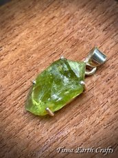 画像3: 【魔除け・厄除け・ポジティブ思考】 高品質ペリドット 原石 ペンダントトップ 大粒 オリーブグリーン★1点もの スターリングシルバー鉱物 天然石 お守り パワーストーンアクセサリー ヒーリングジュエリー　8月誕生石　ギフト・プレゼント スピリチュアル (3)
