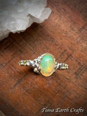 画像3: 高品質エチオピア産オパール 指輪リング with キラキラ宝石質ペリドット 14号*１点もの パワーストーンお守りアクセサリー天然石 銀細工 彫金 スターリングシルバー ヒーリングジュエリー (3)