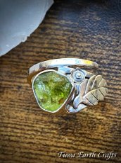 画像4: 【魔除け・厄除け・ポジティブ思考】高品質 大粒ペリドット原石 指輪 リング 15号★スターリングシルバー★植物・葉っぱデザイン♪ 1点物 天然石 パワーストーンアクセサリー 8月誕生石 ヒーリングジュエリー  (4)