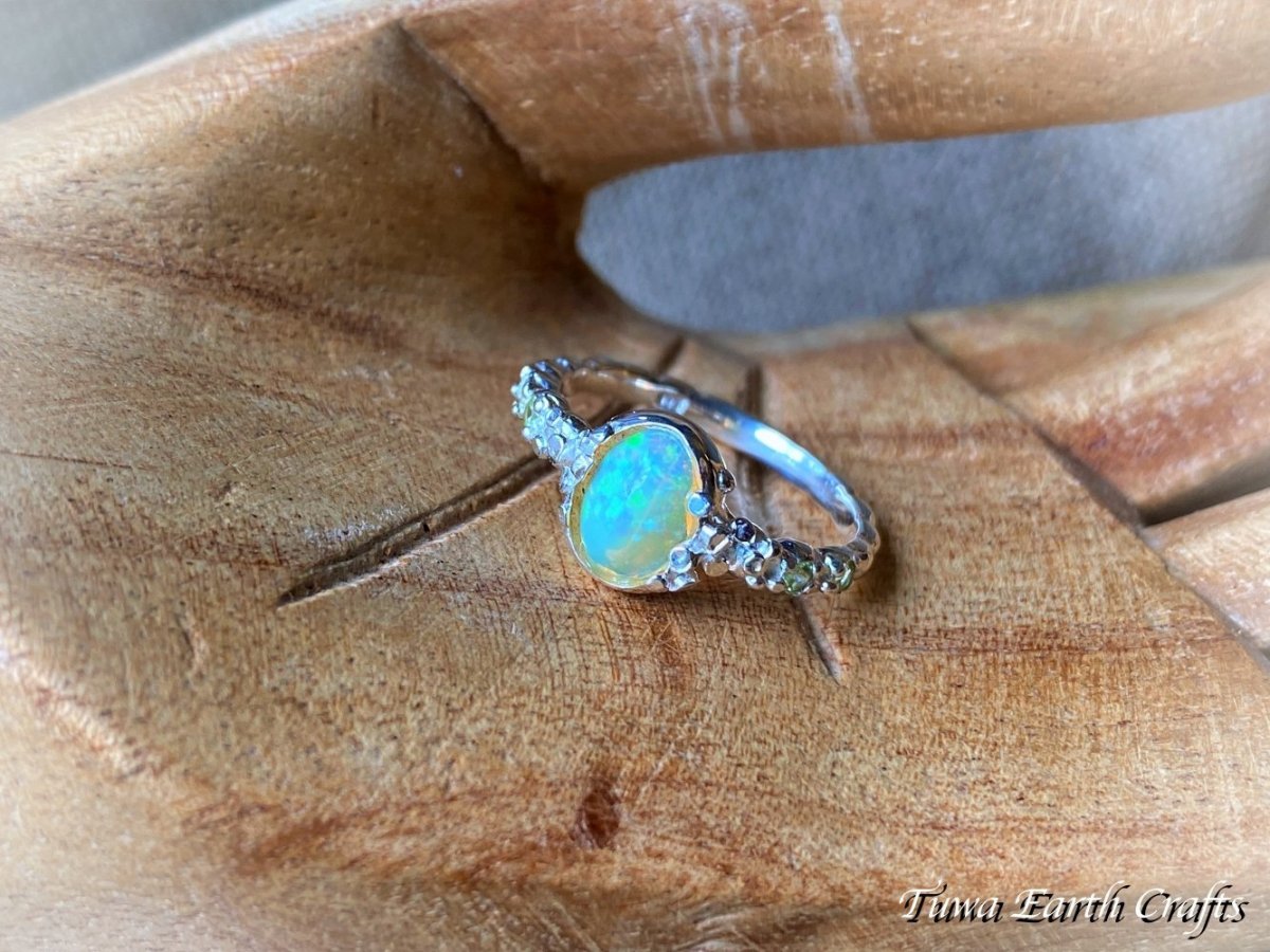 画像22: 高品質エチオピア産オパール 指輪リング with キラキラ宝石質ペリドット 14号*１点もの パワーストーンお守りアクセサリー天然石 銀細工 彫金 スターリングシルバー ヒーリングジュエリー (22)