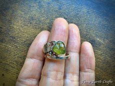 画像25: 【魔除け・厄除け・ポジティブ思考】高品質 大粒ペリドット原石 指輪 リング 15号★スターリングシルバー★植物・葉っぱデザイン♪ 1点物 天然石 パワーストーンアクセサリー 8月誕生石 ヒーリングジュエリー  (25)