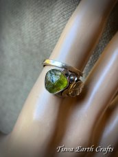 画像10: 【魔除け・厄除け・ポジティブ思考】高品質 大粒ペリドット原石 指輪 リング 15号★スターリングシルバー★植物・葉っぱデザイン♪ 1点物 天然石 パワーストーンアクセサリー 8月誕生石 ヒーリングジュエリー  (10)