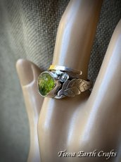 画像17: 【魔除け・厄除け・ポジティブ思考】高品質 大粒ペリドット原石 指輪 リング 15号★スターリングシルバー★植物・葉っぱデザイン♪ 1点物 天然石 パワーストーンアクセサリー 8月誕生石 ヒーリングジュエリー  (17)