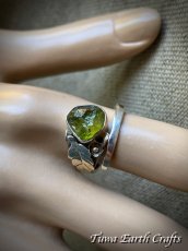 画像16: 【魔除け・厄除け・ポジティブ思考】高品質 大粒ペリドット原石 指輪 リング 15号★スターリングシルバー★植物・葉っぱデザイン♪ 1点物 天然石 パワーストーンアクセサリー 8月誕生石 ヒーリングジュエリー  (16)