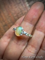 画像5: 高品質エチオピア産オパール 指輪リング with キラキラ宝石質ペリドット 14号*１点もの パワーストーンお守りアクセサリー天然石 銀細工 彫金 スターリングシルバー ヒーリングジュエリー (5)