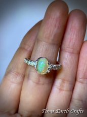 画像8: 高品質エチオピア産オパール 指輪リング with キラキラ宝石質ペリドット 14号*１点もの パワーストーンお守りアクセサリー天然石 銀細工 彫金 スターリングシルバー ヒーリングジュエリー (8)