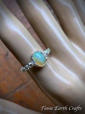 画像16: 高品質エチオピア産オパール 指輪リング with キラキラ宝石質ペリドット 14号*１点もの パワーストーンお守りアクセサリー天然石 銀細工 彫金 スターリングシルバー ヒーリングジュエリー (16)