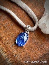 画像10: 虹入り♪ インディゴブルー高品質ブルーカイヤナイト ペンダントトップ カイアナイト・カヤナイト・藍晶石 ヒーリングストーン 天然石ジュエリー 　【独立心・自分らしさ促進】パワーストーンアクセサリー  スピリチュアル お守り (10)