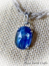 画像9: 虹入り♪ インディゴブルー高品質ブルーカイヤナイト ペンダントトップ カイアナイト・カヤナイト・藍晶石 ヒーリングストーン 天然石ジュエリー 　【独立心・自分らしさ促進】パワーストーンアクセサリー  スピリチュアル お守り (9)