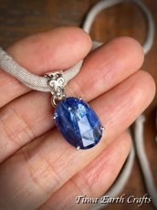 画像14: 虹入り♪ インディゴブルー高品質ブルーカイヤナイト ペンダントトップ カイアナイト・カヤナイト・藍晶石 ヒーリングストーン 天然石ジュエリー 　【独立心・自分らしさ促進】パワーストーンアクセサリー  スピリチュアル お守り (14)