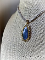 画像12: 【金運アップ・邪気払い・事業者お守り】高品質 天然ブルーサファイア  ペンダントトップ with 宝石質ブルートパーズ★ヒーリングストーン 天然石 個性派 1点ものハンドメイドジュエリー 9月誕生石　彫金　銀細工 (12)