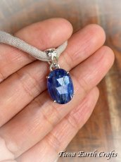 画像13: 虹入り♪ インディゴブルー高品質ブルーカイヤナイト ペンダントトップ カイアナイト・カヤナイト・藍晶石 ヒーリングストーン 天然石ジュエリー 　【独立心・自分らしさ促進】パワーストーンアクセサリー  スピリチュアル お守り (13)