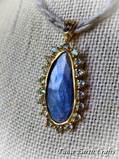 画像10: 【金運アップ・邪気払い・事業者お守り】高品質 天然ブルーサファイア  ペンダントトップ with 宝石質ブルートパーズ★ヒーリングストーン 天然石 個性派 1点ものハンドメイドジュエリー 9月誕生石　彫金　銀細工 (10)