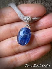 画像15: 虹入り♪ インディゴブルー高品質ブルーカイヤナイト ペンダントトップ カイアナイト・カヤナイト・藍晶石 ヒーリングストーン 天然石ジュエリー 　【独立心・自分らしさ促進】パワーストーンアクセサリー  スピリチュアル お守り (15)