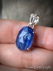 画像4: 虹入り♪ インディゴブルー高品質ブルーカイヤナイト ペンダントトップ カイアナイト・カヤナイト・藍晶石 ヒーリングストーン 天然石ジュエリー 　【独立心・自分らしさ促進】パワーストーンアクセサリー  スピリチュアル お守り (4)