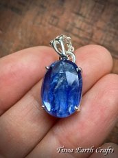 画像5: 虹入り♪ インディゴブルー高品質ブルーカイヤナイト ペンダントトップ カイアナイト・カヤナイト・藍晶石 ヒーリングストーン 天然石ジュエリー 　【独立心・自分らしさ促進】パワーストーンアクセサリー  スピリチュアル お守り (5)