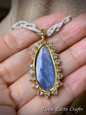 画像3: 【金運アップ・邪気払い・事業者お守り】高品質 天然ブルーサファイア  ペンダントトップ with 宝石質ブルートパーズ★ヒーリングストーン 天然石 個性派 1点ものハンドメイドジュエリー 9月誕生石　彫金　銀細工 (3)