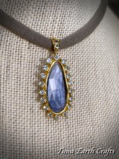 画像14: 【金運アップ・邪気払い・事業者お守り】高品質 天然ブルーサファイア  ペンダントトップ with 宝石質ブルートパーズ★ヒーリングストーン 天然石 個性派 1点ものハンドメイドジュエリー 9月誕生石　彫金　銀細工 (14)