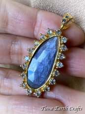 画像1: 【金運アップ・邪気払い・事業者お守り】高品質 天然ブルーサファイア  ペンダントトップ with 宝石質ブルートパーズ★ヒーリングストーン 天然石 個性派 1点ものハンドメイドジュエリー 9月誕生石　彫金　銀細工 (1)