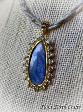 画像11: 【金運アップ・邪気払い・事業者お守り】高品質 天然ブルーサファイア  ペンダントトップ with 宝石質ブルートパーズ★ヒーリングストーン 天然石 個性派 1点ものハンドメイドジュエリー 9月誕生石　彫金　銀細工 (11)