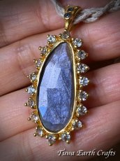 画像2: 【金運アップ・邪気払い・事業者お守り】高品質 天然ブルーサファイア  ペンダントトップ with 宝石質ブルートパーズ★ヒーリングストーン 天然石 個性派 1点ものハンドメイドジュエリー 9月誕生石　彫金　銀細工 (2)