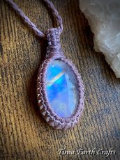画像1: 高品質ロイヤルレインボームーンストーン ペンダント シンプル ネックレス 水晶 ★マクラメ編み ハンドメイド パワーストーン天然石ヒーリングお守りアクセサリー 金属アレルギー対応 (1)