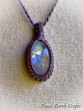 画像13: 高品質ロイヤルレインボームーンストーン ペンダント シンプル ネックレス 水晶 ★マクラメ編み ハンドメイド パワーストーン天然石ヒーリングお守りアクセサリー 金属アレルギー対応 (13)