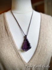 画像14: 石全長4.5cm 大ぶり 高品質アンダラクリスタル（シエラネバダ産）ネックレス・ペンダント  大きな原石 ヴァイオレットソブリンアメジスト 紫 ディープパープル シンプル マクラメ 1点もの ハンドメイドアクセサリー スピリチュアル お守り ヒーリングジュエリー (14)