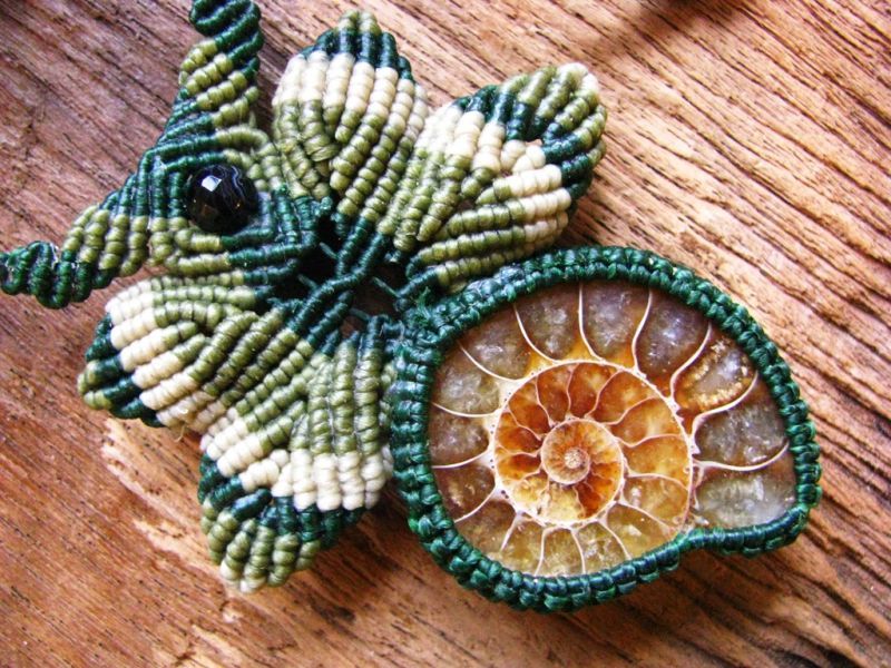 葉っぱデザイン♪アンモナイト化石のマクラメ編みネックレス