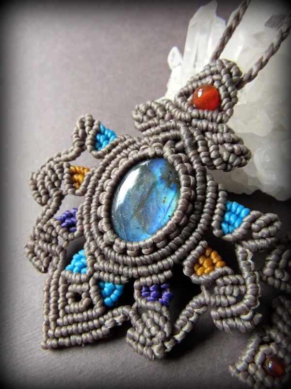 神秘的青い閃光のラブラドライト（カナダ産）ネックレス*天然石ペンダント*マクラメ編み*パワーストーン - Tuwa Earth Crafts