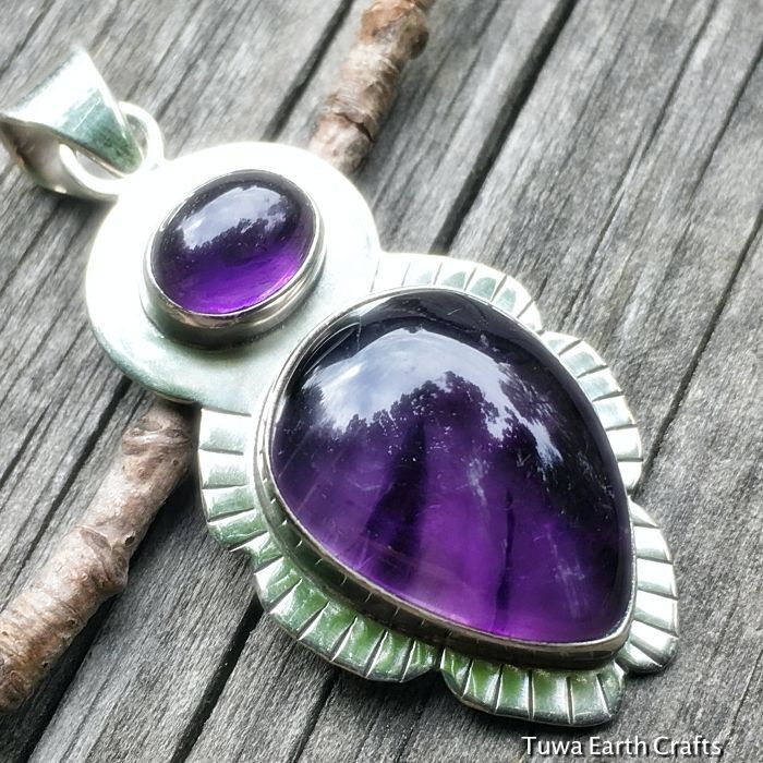紫の石と透明の石がついたネックレストップ