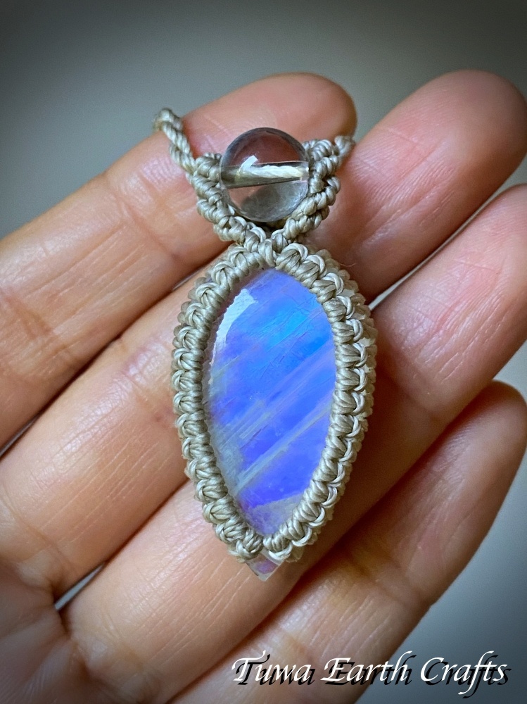 【直感力アップ・潜在能力を引き出す】大ぶり高品質ロイヤルブルームーンストーン　ペンダント・ネックレス 1点もの 生成り シンプル＆ナチュラル 天然石パワーストーンお守りアクセサリー マクラメ ハンドメイド 癒し効果　6月誕生石
