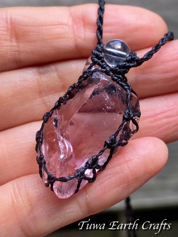 宝石質アンダラクリスタル（シエラネバダ産）ネックレス・ペンダント  希少ソフィア コーラルピンク シンプル＆ナチュラル マクラメ 1点ものパワーストーン天然石ハンドメイドアクセサリー スピリチュアルお守りヒーリングジュエリー